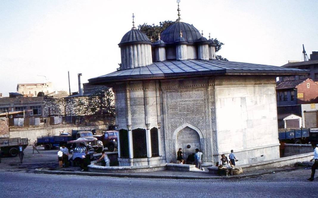 Binlerce İstanbullu her gün önünden geçiyor! İşte Saliha Sultan Çeşmesi’nin ilginç hikayesi 26